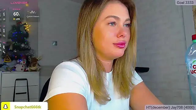 Snapshot of SuchCute chatting on December 15, 3:34 am SuchCute online show from December 15, 3:34 am