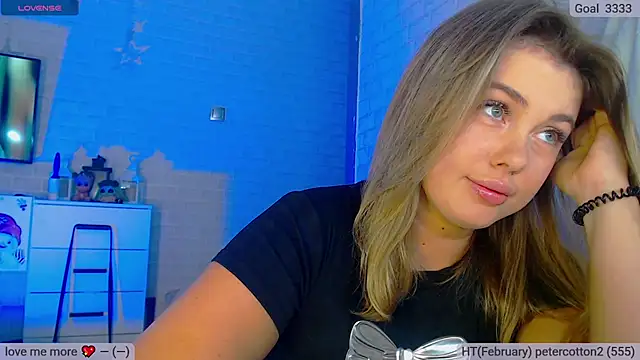 Snapshot of SuchCute chatting on February 8, 1:54 am SuchCute online show from February 8, 1:54 am