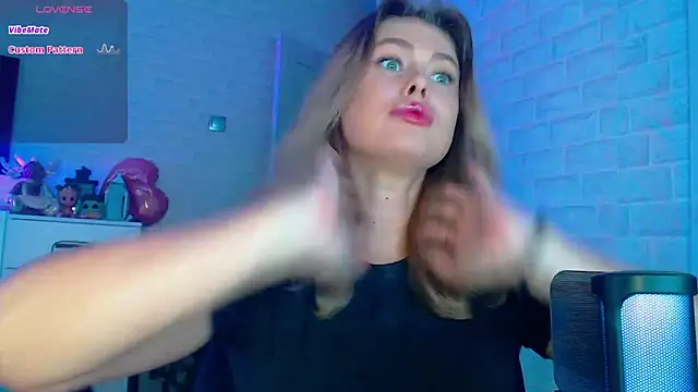 Snapshot of SuchCute chatting on February 25, 1:52 am SuchCute online show from February 25, 1:52 am