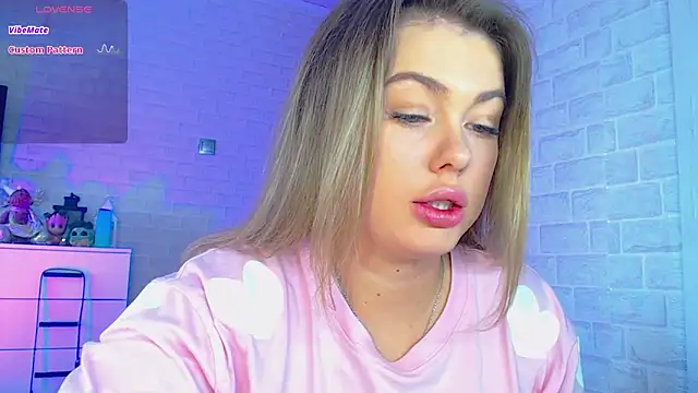 Snapshot of SuchCute chatting on February 26, 2:37 am SuchCute online show from February 26, 2:37 am