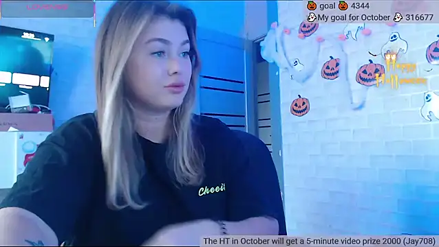 Snapshot of SuchCute chatting on October 26, 3:34 am SuchCute online show from October 26, 3:34 am