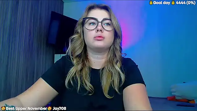 Snapshot of SuchCute chatting on November 23, 3:06 am SuchCute online show from November 23, 3:06 am