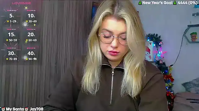 Snapshot of SuchCute chatting on December 17, 3:12 am SuchCute online show from December 17, 3:12 am