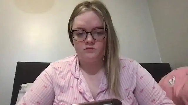 honeyyy24 online show from February 2, 9:02 pm