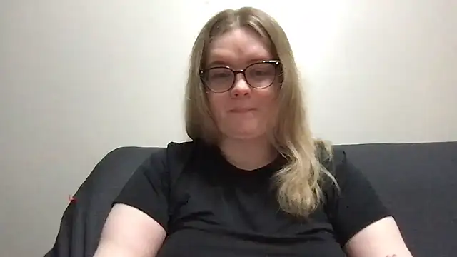 honeyyy24 online show from April 4, 1:30 pm