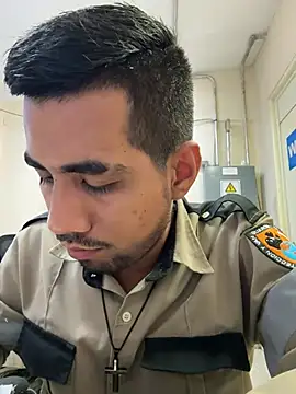 Snapshot of EnriquePersian197 chatting on March 19, 1:32 am EnriquePersian197 online show from March 19, 1:32 am