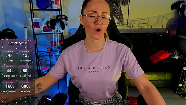 LadyIzabel online show from December 28, 2:33 am