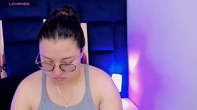 rebecaandpamela online show from December 17, 1:38 pm