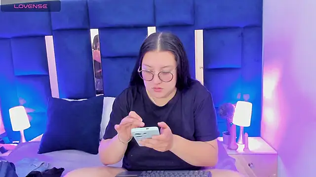 rebecaandpamela online show from December 18, 1:56 pm