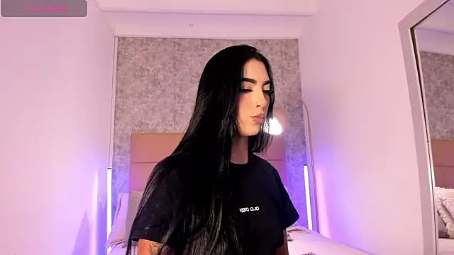 AriRobert  online show from November 28, 7:05 pm