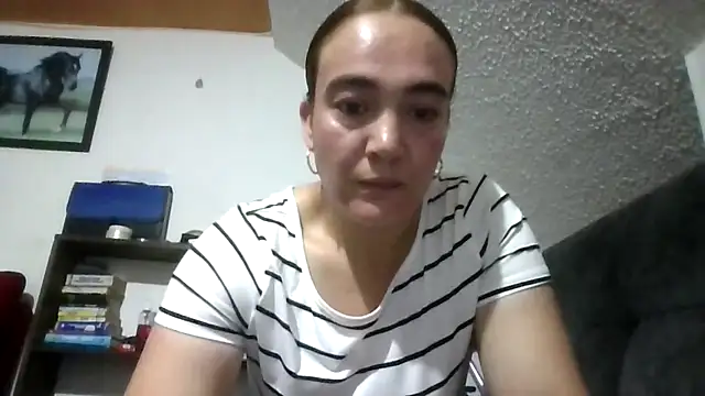 Snapshot of skayhot_ chatting on May 15, 11:39 am skayhot online show from May 15, 11:39 am
