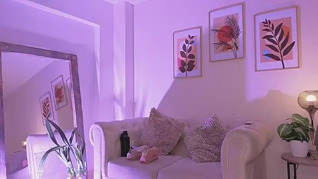 DahianaWalcott online show from April 21, 4:12 pm