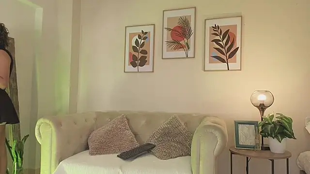 DahianaWalcott online show from April 24, 2:19 pm