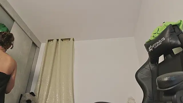 Snapshot of miss_valery2 chatting on June 9, 2:01 am miss valery2 online show from June 9, 2:01 am