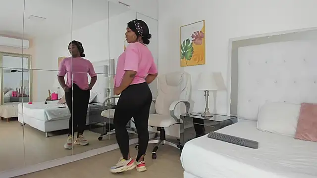 Isla Scott online show from April 24, 11:34 am