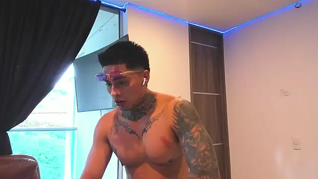 Snapshot of Dominiofit chatting on June 21, 10:34 pm Dominiofit online show from June 21, 10:34 pm