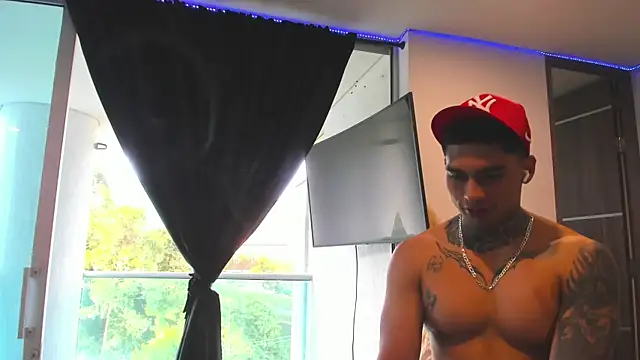 Snapshot of Dominiofit chatting on July 8, 11:48 am Dominiofit online show from July 8, 11:48 am