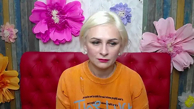 Snapshot of OliviaHorst chatting on October 4, 5:27 am OliviaHorst online show from October 4, 5:27 am