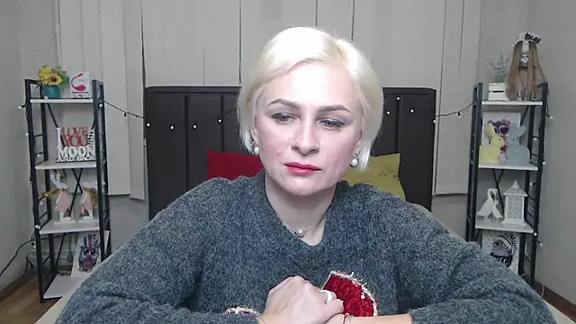 Snapshot of OliviaHorst chatting on October 14, 5:30 am OliviaHorst online show from October 14, 5:30 am