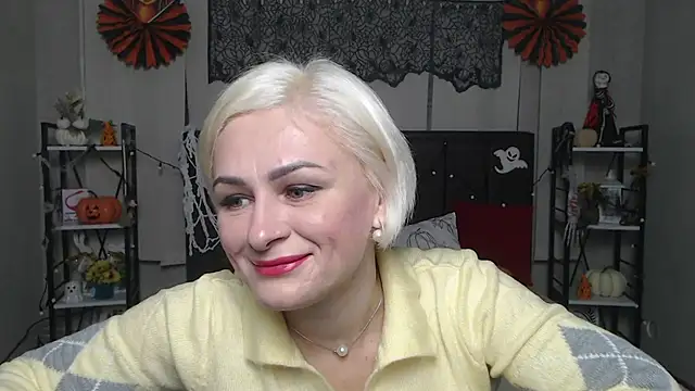 Snapshot of OliviaHorst chatting on October 23, 5:29 am OliviaHorst online show from October 23, 5:29 am