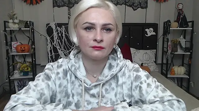 Snapshot of OliviaHorst chatting on November 2, 6:10 pm OliviaHorst online show from November 2, 6:10 pm