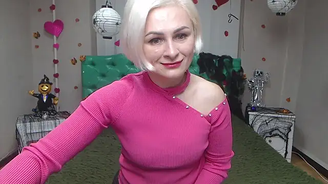 Snapshot of OliviaHorst chatting on November 5, 7:41 am OliviaHorst online show from November 5, 7:41 am