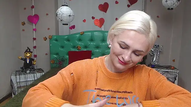 Snapshot of OliviaHorst chatting on November 6, 6:14 am OliviaHorst online show from November 6, 6:14 am