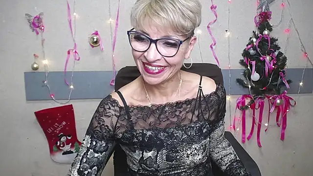 Snapshot of EllaBonito chatting on January 3, 9:47 am EllaBonito online show from January 3, 9:47 am