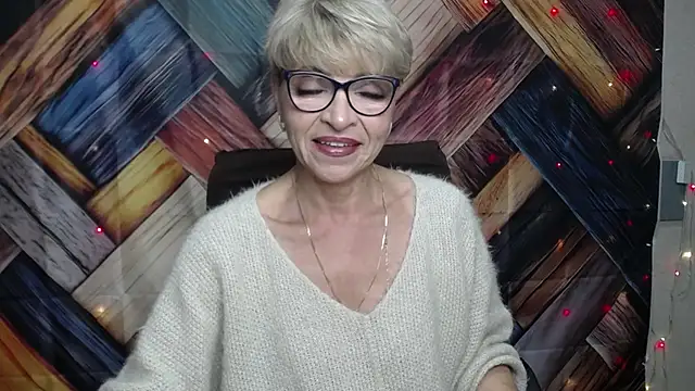 Snapshot of EllaBonito chatting on October 17, 5:32 am EllaBonito online show from October 17, 5:32 am