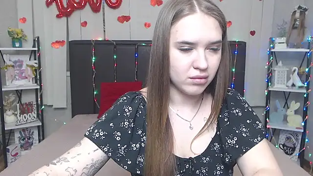 LauraHlot online show from April 14, 6:30 am