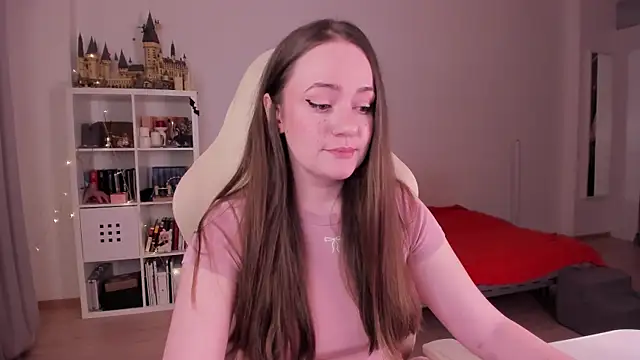 Snapshot of WalkingGirl chatting on September 28, 7:19 pm WalkingGirl online show from September 28, 7:19 pm