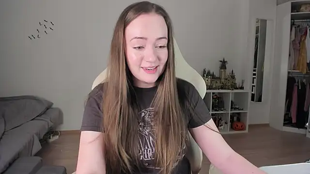 Snapshot of WalkingGirl chatting on November 30, 4:44 pm WalkingGirl online show from November 30, 4:44 pm