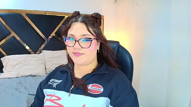 Snapshot of Camiila_Osorio chatting on May 8, 7:30 pm Camiila Osorio online show from May 8, 7:30 pm