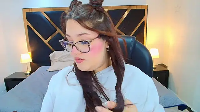 Snapshot of Camiila_Osorio chatting on May 9, 7:30 pm Camiila Osorio online show from May 9, 7:30 pm