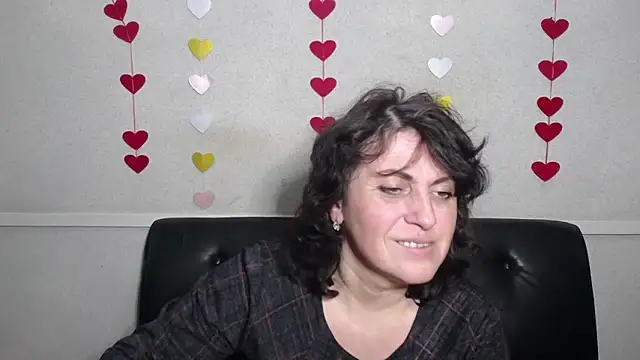 LuciaMii online show from February 7, 9:05 am