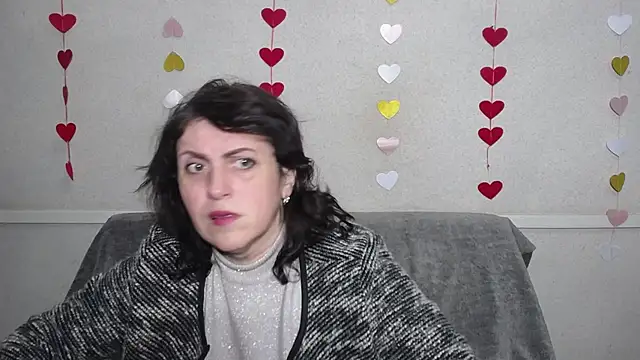 LuciaMii online show from February 19, 6:00 pm