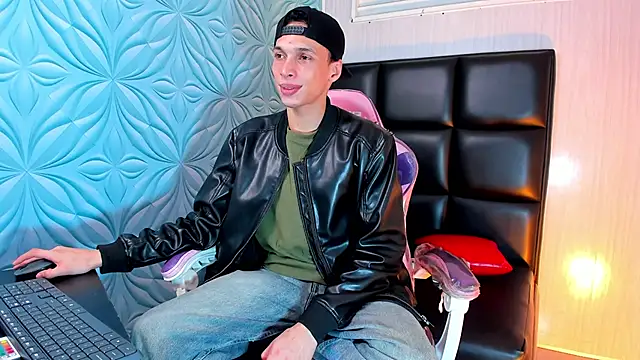 Snapshot of Milk_max_18 chatting on May 6, 2:33 pm Milk max 18 online show from May 6, 2:33 pm