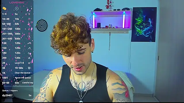 Snapshot of Ares_blue chatting on June 1, 11:34 am Ares blue online show from June 1, 11:34 am