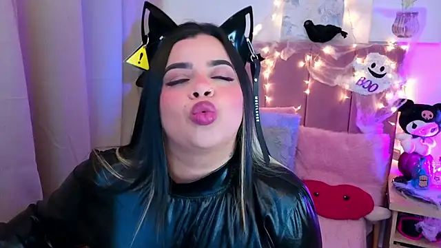 MiahJoness online show from October 31, 2:01 am