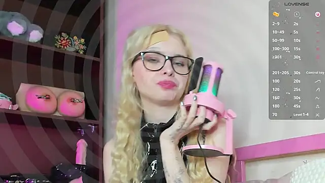 Snapshot of MisssLola chatting on February 14, 5:03 pm MisssLola online show from February 14, 5:03 pm