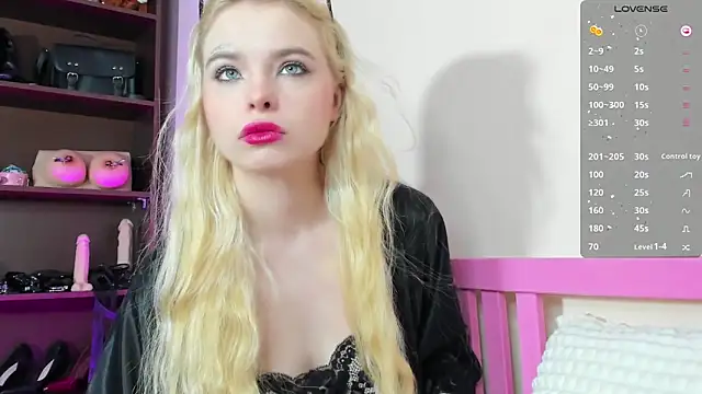 Snapshot of MisssLola chatting on February 24, 1:53 pm MisssLola online show from February 24, 1:53 pm