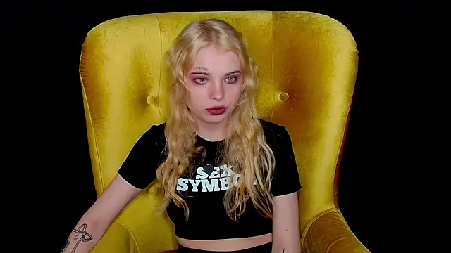 Snapshot of MisssLola chatting on September 15, 2:28 pm MisssLola online show from September 15, 2:28 pm