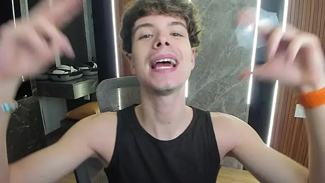 Snapshot of calvin_love_you chatting on June 5, 5:18 pm calvin love you online show from June 5, 5:18 pm