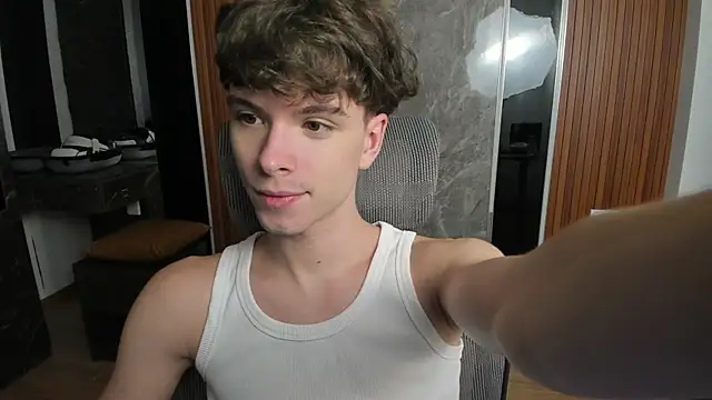 Snapshot of calvin_love_you chatting on June 6, 5:06 pm calvin love you online show from June 6, 5:06 pm