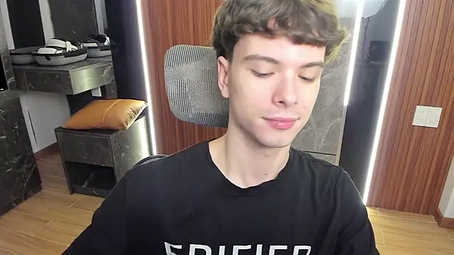 Snapshot of calvin_love_you chatting on June 27, 5:40 pm calvin love you online show from June 27, 5:40 pm