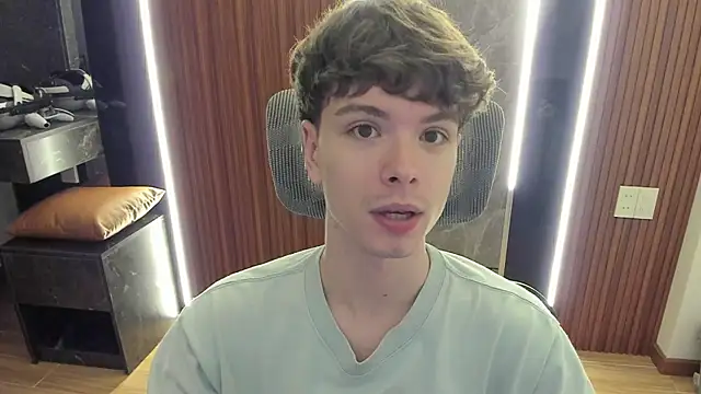 Snapshot of calvin_love_you chatting on June 30, 2:18 pm calvin love you online show from June 30, 2:18 pm