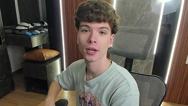 Snapshot of calvin_love_you chatting on August 1, 3:11 pm calvin love you online show from August 1, 3:11 pm