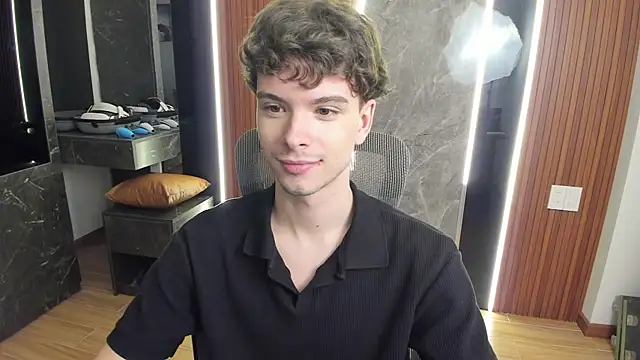 Snapshot of calvin_love_you chatting on August 4, 3:14 pm calvin love you online show from August 4, 3:14 pm