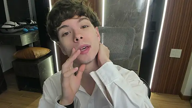 Snapshot of calvin_love_you chatting on August 5, 3:15 pm calvin love you online show from August 5, 3:15 pm