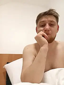 Snapshot of What_the_luck chatting on February 22, 8:20 pm What the luck online show from February 22, 8:20 pm